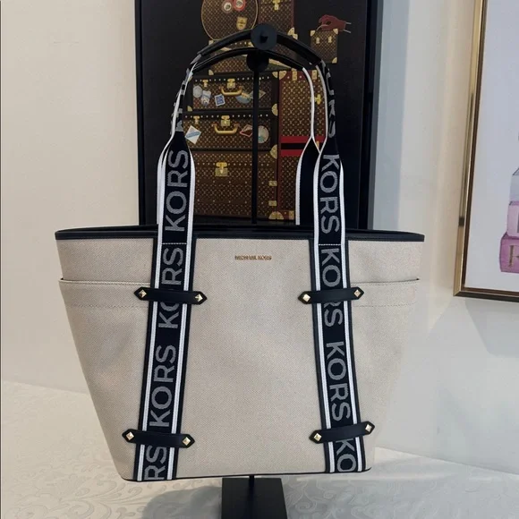 Stunning Michael Kors Large Tote - Picture 2 of 15